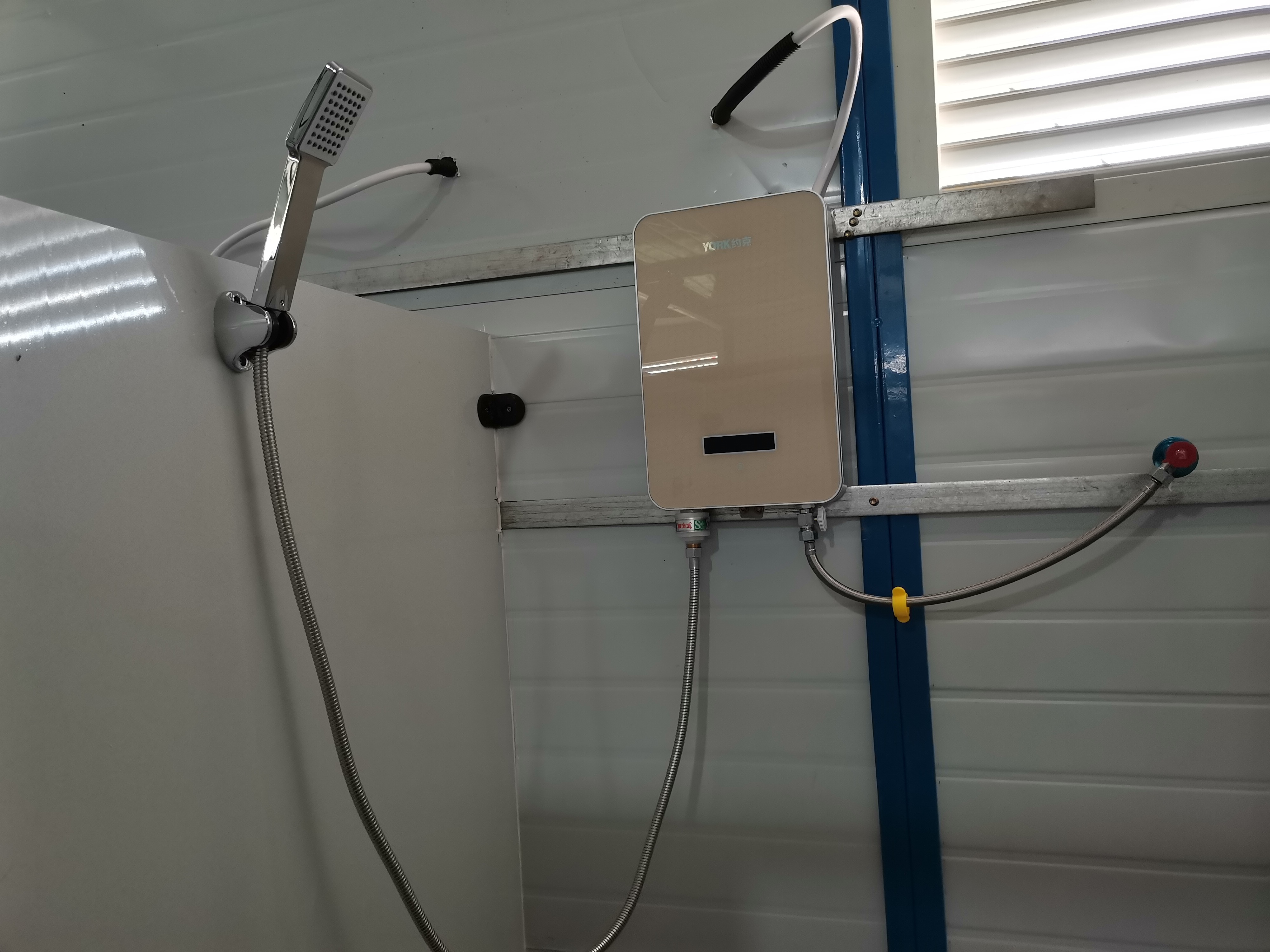 即熱式電熱水器.jpg 即熱式電熱水器.jpg
